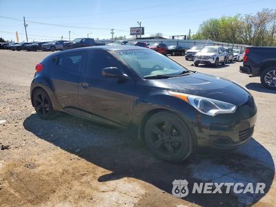 Czwarte zdjęcie samochodu z boku: 2015 HYUNDAI VELOSTER BASE VIN:KMHTC6AD7FU245058 - miniatura