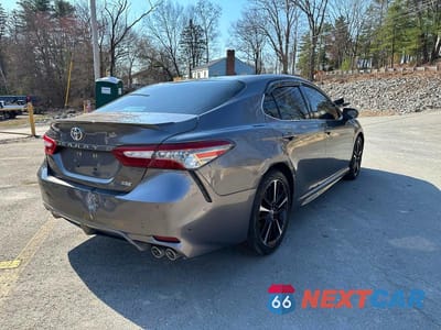 Trzecie zdjęcie samochodu z tyłu: 2018 TOYOTA CAMRY XSE VIN:4T1B61HK1JU511449 - miniatura