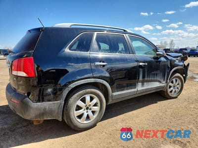 Trzecie zdjęcie samochodu z tyłu: 2013 KIA SORENTO EX VIN:5XYKUDA20DG403500 - miniatura