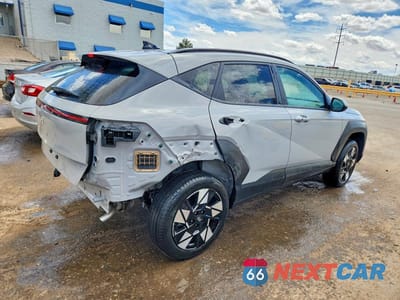 Trzecie zdjęcie samochodu z tyłu: 2025 HYUNDAI KONA SEL VIN:KM8HBCAB4SU317141 - miniatura