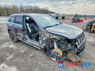 Czwarte zdjęcie samochodu z boku: 2020 JEEP GRAND CHEROKEE LAREDO VIN:1C4RJFAGXLC354078 - miniatura