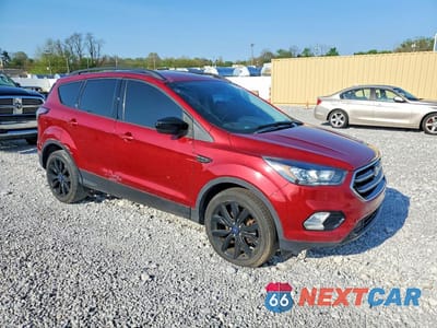 Czwarte zdjęcie samochodu z boku: 2018 FORD ESCAPE SE VIN:1FMCU0GD3JUC32561 - miniatura