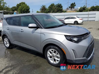 Czwarte zdjęcie samochodu z boku: 2023 KIA SOUL LX VIN:KNDJ23AUXP7863374 - miniatura