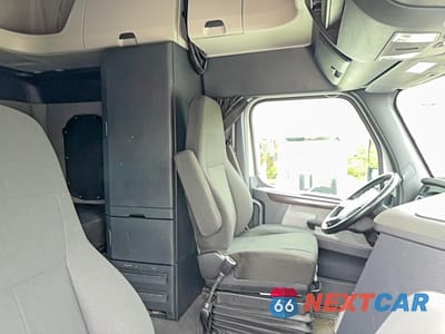 Piąte zdjęcie samochodu w środku: 2020 FREIGHTLINER CASCADIA 126 VIN:3AKJHHDR0LSLV8705 - miniatura