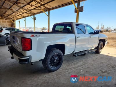 Trzecie zdjęcie samochodu z tyłu: 2018 CHEVROLET SILVERADO K1500 LT VIN:3GCUKRECXJG495582 - miniatura