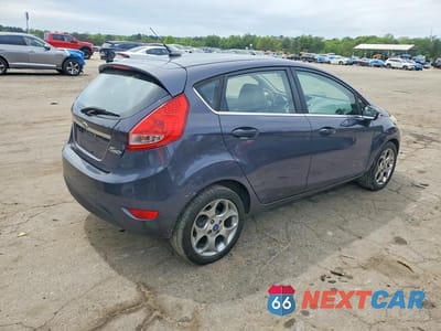 Trzecie zdjęcie samochodu z tyłu: 2013 FORD FIESTA TITANIUM VIN:3FADP4FJ3DM173380 - miniatura