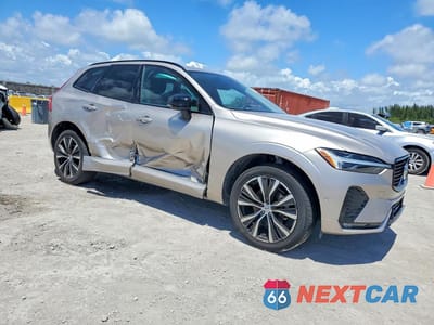 Czwarte zdjęcie samochodu z boku: 2024 VOLVO XC60 PLUS VIN:YV4L12RL0R1933551 - miniatura