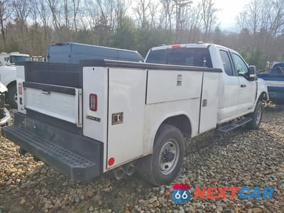 Trzecie zdjęcie samochodu z tyłu: 2024 FORD F350 SUPER DUTY UTILITY / SERVICE TRUCK VIN:1FT8X3BT9REF02626 - miniatura