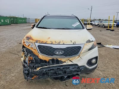 Piąte zdjęcie samochodu w środku: 2013 KIA SORENTO EX VIN:5XYKUDA26DG411052 - miniatura