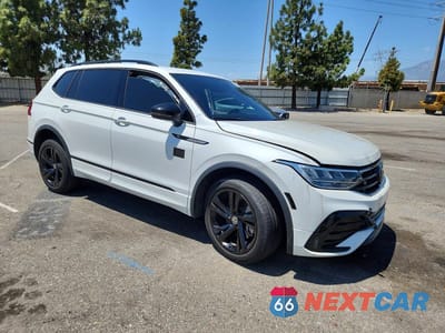 Czwarte zdjęcie samochodu z boku: 2023 VOLKSWAGEN TIGUAN SE R-LINE BLACK VIN:3VV8B7AX3PM002884 - miniatura