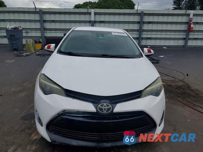 Piąte zdjęcie samochodu w środku: 2017 TOYOTA COROLLA LE VIN:5YFBURHE4HP697692 - miniatura
