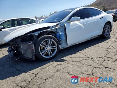 2015 TESLA MODEL S 5YJSA1E28FF107426 - główne zdjęcie licytacji z USA - miniatura