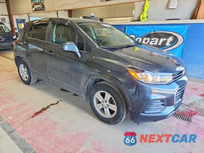 Czwarte zdjęcie samochodu z boku: 2021 CHEVROLET TRAX LS VIN:KL7CJKSB0MB336050 - miniatura
