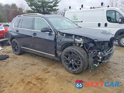 Czwarte zdjęcie samochodu z boku: 2021 BMW X7 XDRIVE40I VIN:5UXCW2C0XM9D83242 - miniatura