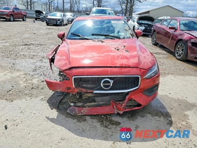 Piąte zdjęcie samochodu w środku: 2020 VOLVO S60 T6 MOMENTUM VIN:7JRA22TK4LG066765 - miniatura