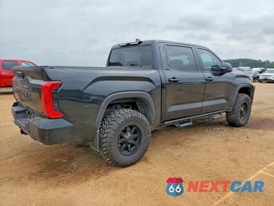 Trzecie zdjęcie samochodu z tyłu: 2025 TOYOTA TUNDRA SR5 VIN:5TFLA5DB4SX282916 - miniatura