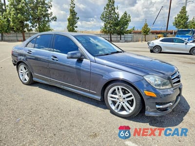 Czwarte zdjęcie samochodu z boku: 2014 MERCEDES-BENZ C 250 VIN:WDDGF4HBXER315777 - miniatura