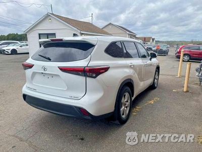 Trzecie zdjęcie samochodu z tyłu: 2023 TOYOTA HIGHLANDER LE VIN:5TDKDRBH1PS005722 - miniatura