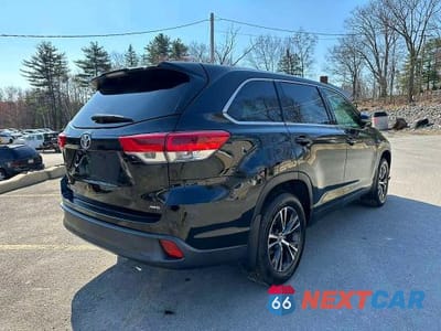 Trzecie zdjęcie samochodu z tyłu: 2019 TOYOTA HIGHLANDER LE VIN:5TDBZRFH5KS956963 - miniatura
