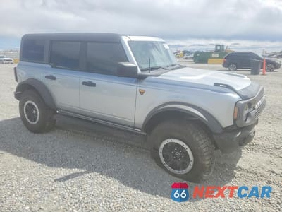Czwarte zdjęcie samochodu z boku: 2023 FORD BRONCO BASE VIN:1FMEE5DPXPLB17102 - miniatura