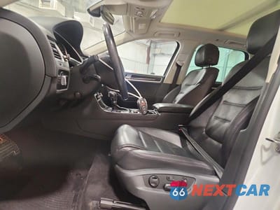 Zdjęcie 7 z 13 samochodu: 2017 VOLKSWAGEN TOUAREG EXECUTIVE VIN:WVGGF7BP0HD002279 - miniatura