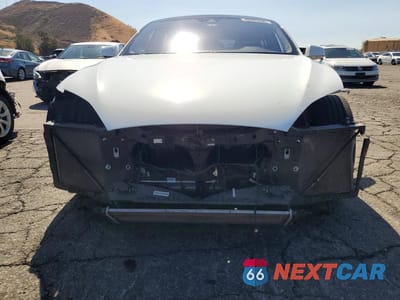 Piąte zdjęcie samochodu w środku: 2015 TESLA MODEL S VIN:5YJSA1E28FF107426 - miniatura
