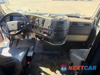 Zdjęcie 9 z 14 samochodu: 2016 VOLVO VN VNL VIN:4V4NC9EH2GN947686 - miniatura