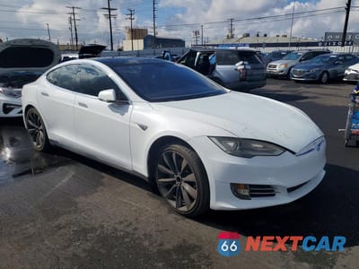 Czwarte zdjęcie samochodu z boku: 2013 TESLA MODEL S VIN:5YJSA1CN0DFP13944 - miniatura