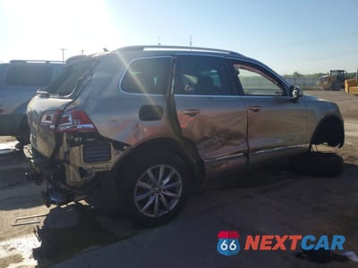 Trzecie zdjęcie samochodu z tyłu: 2016 VOLKSWAGEN TOUAREG SPORT VIN:WVGEF9BP7GD009988 - miniatura