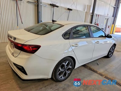 Trzecie zdjęcie samochodu z tyłu: 2020 KIA FORTE LXS VIN:3KPF24AD9LE153582 - miniatura
