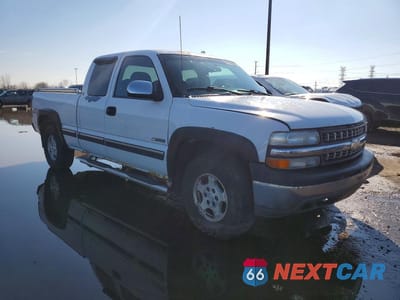 Czwarte zdjęcie samochodu z boku: 2002 CHEVROLET SILVERADO K1500 VIN:2GCEK19T021156677 - miniatura
