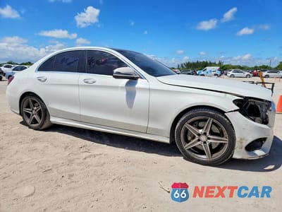 Czwarte zdjęcie samochodu z boku: 2016 MERCEDES-BENZ C 300 VIN:55SWF4JB7GU170382 - miniatura
