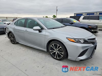Czwarte zdjęcie samochodu z boku: 2020 TOYOTA CAMRY SE VIN:4T1G11AK3LU339717 - miniatura