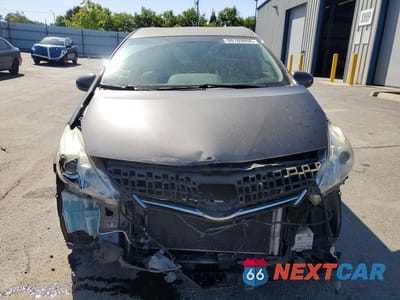 Piąte zdjęcie samochodu w środku: 2014 TOYOTA PRIUS V TWO VIN:JTDZN3EUXEJ009747 - miniatura