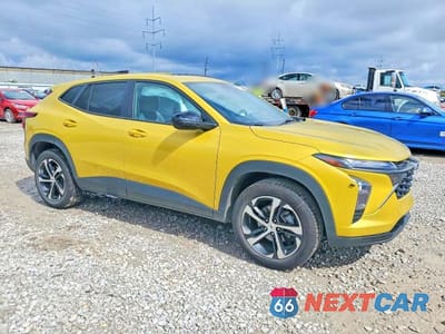 Czwarte zdjęcie samochodu z boku: 2024 CHEVROLET TRAX 1RS VIN:KL77LGE27RC011840 - miniatura