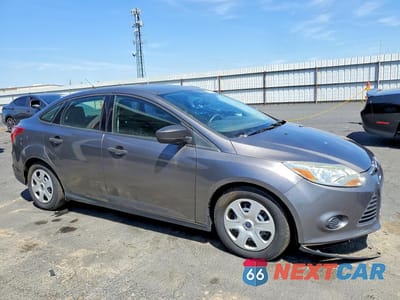 Czwarte zdjęcie samochodu z boku: 2014 FORD FOCUS S VIN:1FADP3E25EL132403 - miniatura