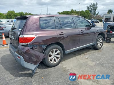 Trzecie zdjęcie samochodu z tyłu: 2012 TOYOTA HIGHLANDER BASE VIN:5TDZA3EH1CS017704 - miniatura