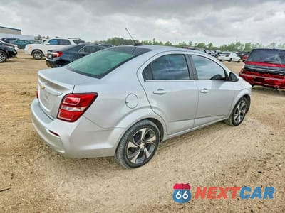 Trzecie zdjęcie samochodu z tyłu: 2020 CHEVROLET SONIC PREMIER VIN:1G1JF5SB9L4114146 - miniatura