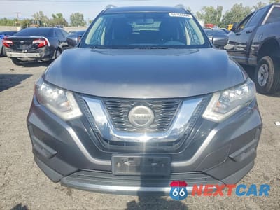 Piąte zdjęcie samochodu w środku: 2018 NISSAN ROGUE SV VIN:JN8AT2MTXJW458174 - miniatura