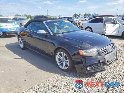 Czwarte zdjęcie samochodu z boku: 2011 AUDI S5 PREMIUM PLUS VIN:WAUCGAFHXBN014759 - miniatura