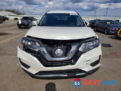 Piąte zdjęcie samochodu w środku: 2019 NISSAN ROGUE SV VIN:5N1AT2MV9KC824735 - miniatura