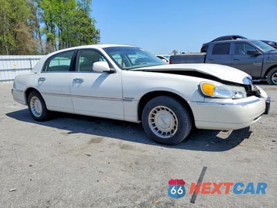 Czwarte zdjęcie samochodu z boku: 2000 LINCOLN TOWN CAR EXECUTIVE VIN:1LNHM81WXYY935382 - miniatura