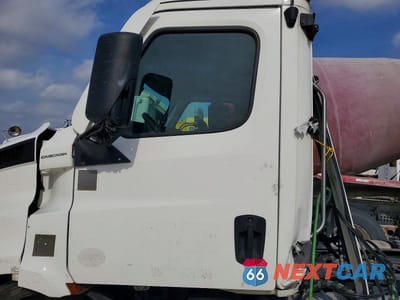 Piąte zdjęcie samochodu w środku: 2022 FREIGHTLINER CASCADIA 116 SEMI TRUCK VIN:3AKBHTDV1NSNH5604 - miniatura