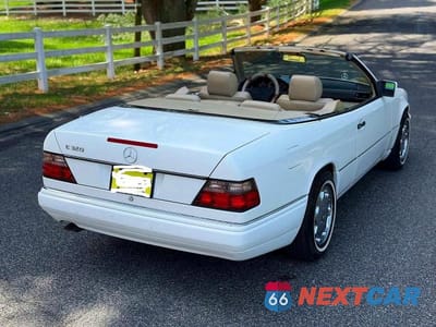 Czwarte zdjęcie samochodu z boku: 1995 MERCEDES-BENZ E 320 VIN:WDBEA66E5SC282399 - miniatura