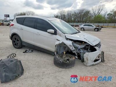 Czwarte zdjęcie samochodu z boku: 2015 FORD ESCAPE SE VIN:1FMCU9G91FUB32255 - miniatura