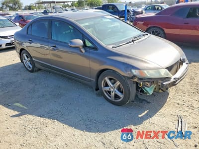 Czwarte zdjęcie samochodu z boku: 2010 HONDA CIVIC LX VIN:19XFA1F5XAE030793 - miniatura