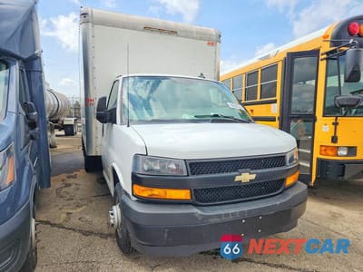 Czwarte zdjęcie samochodu z boku: 2020 CHEVROLET EXPRESS BOX TRUCK VIN:1HA6GUCG5LN010631 - miniatura