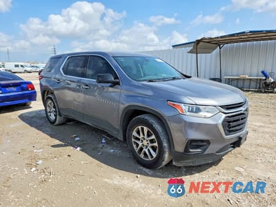 Czwarte zdjęcie samochodu z boku: 2020 CHEVROLET TRAVERSE LS VIN:1GNERFKW3LJ314814 - miniatura