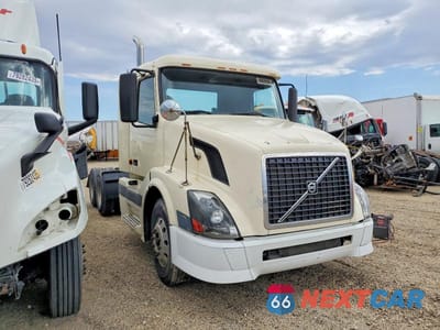 2006 VOLVO VNL SEMI TRUCK 4V4NC9GG26N416913 - główne zdjęcie licytacji z USA - miniatura