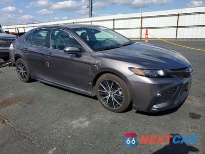 Czwarte zdjęcie samochodu z boku: 2021 TOYOTA CAMRY SE VIN:4T1G31AK0MU561997 - miniatura
